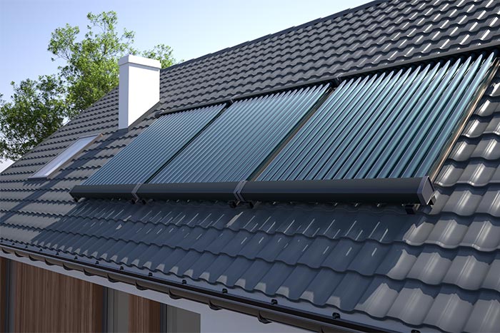 Moderne Solarkollektoren auf dem Dach eines Hauses